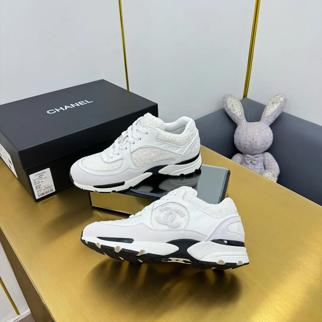 👟👟Ex-factory price 660👟👟 Top version, original quality! ! ! Chanel Chanel - 2025 casual sports shoes, the top casual sports shoes in the counter, this classic design; the upper is electro-embroidered with a variety of techniques; the outsole is fashionable and sporty; the extraordinary inclusion of a variety of color matching elements... The diversified mix and match is very beautiful and versatile, casual, fashionable, sports and outdoor can be taken into account... ꫛꫀꪝ Go➫ Materials: ❶Upper: Original first-layer cowhide ❷Inner: Sheepskin ❸Outsole is based on: original TPU combination outsole, full set of boutique packaging for women 35–41 👉